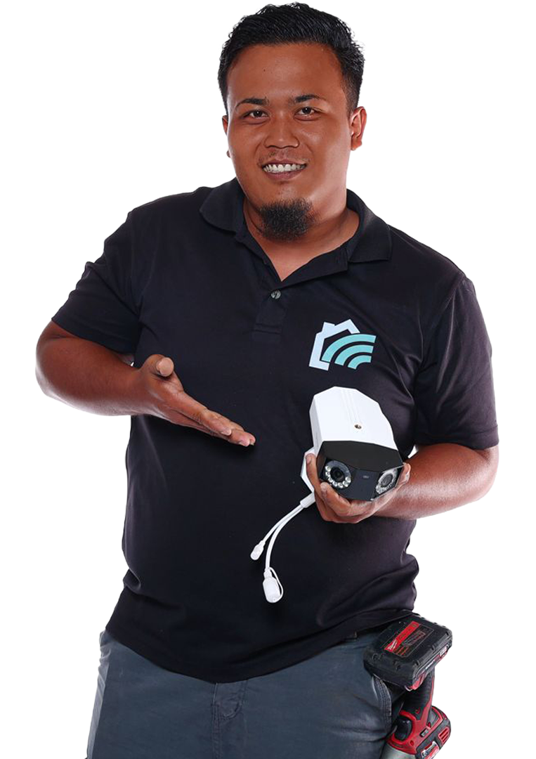 Smartwigi technician holding a Reolink security camera for professional CCTV installation
